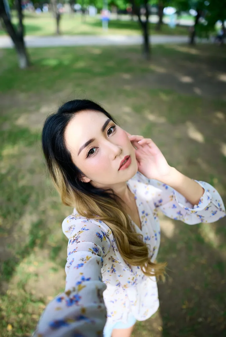 gempix2 Get an instant camera-style portrait with custom hairstyles or accessories. before